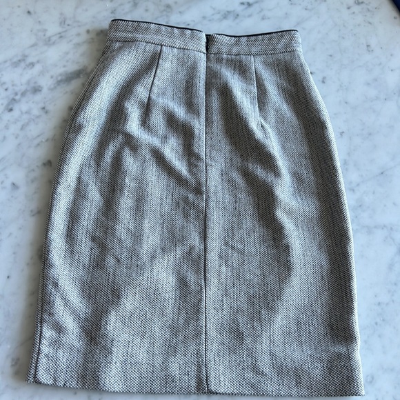 H&M pencil skirt. Hits the high in the waistline, generous stretch. - Picture 2 of 6